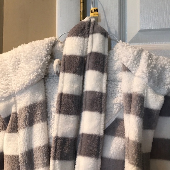 Super soft and comfy robe, medium - Picture 3 of 4